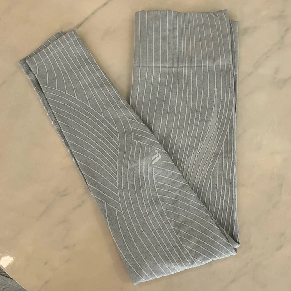 Fabletics Seamless High-Waisted Linework Leggings. - Picture 8 of 14